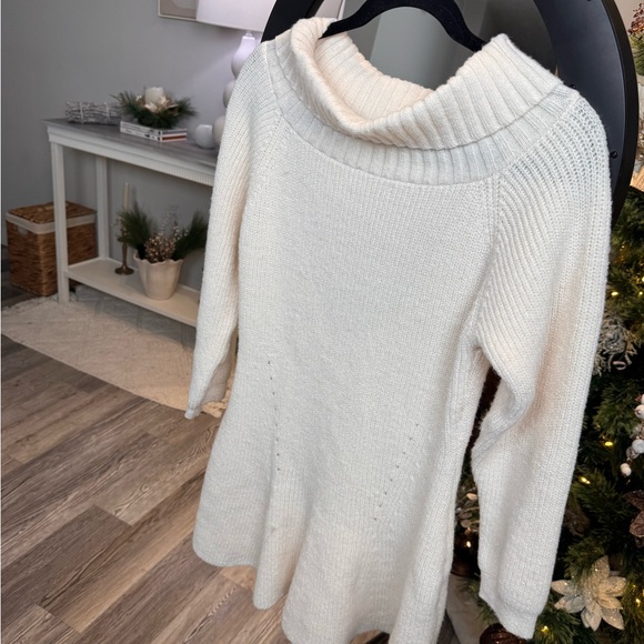 Elegant White Mini dress with long sleeves made of thick knit fabric. - Picture 5 of 8